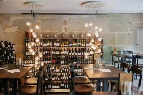 Innenansicht des Weinbistros Hauck mit einer Auswahl an Weinflaschen