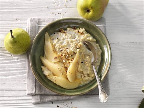 Collage aus den beiden Gerichten: Haferbrei mit Birne und Hirsebrei mit Apfel.
