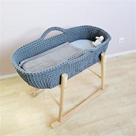 Collage aus verschiedenen Baby-Schlafplätzen wie Wiege, Stubenwagen und Reisebett, die alle die Matratze nutzen könnten