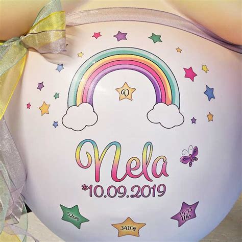 Beispiel eines professionell gestalteten Babybauch-Gipsabdrucks mit verschiedenen Verzierungen