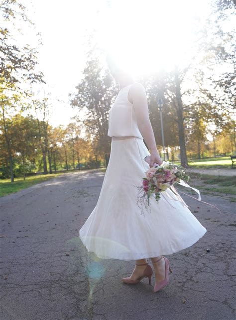 Frau mit einem Hochzeitskleid, das zum Nähen von Sternenkind-Kleidung vorbereitet wird