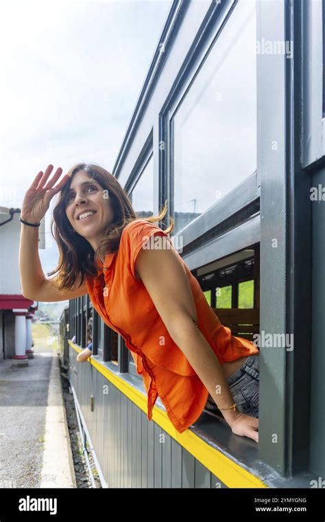 Eine Frau, die nachdenklich aus dem Fenster eines Zuges schaut, während sie zur Arbeit fährt.