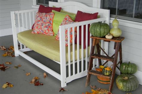 Eine stilvolle Sitzbank aus einem umgebauten Babybett, präsentiert im Innenbereich.