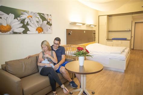 Foto einer modernen Wochenbettstation mit Familienzimmer