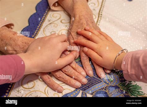 Symbolbild für Unterstützung und Fürsorge im Kontext einer genetischen Erkrankung.