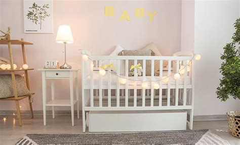 Fotografie: Warmes, gedämpftes Nachtlicht im Babyzimmer