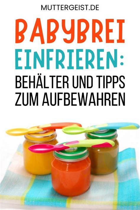 Eine Mutter, die Babybrei in kleine Behälter portionsweise abfüllt und einfriert.