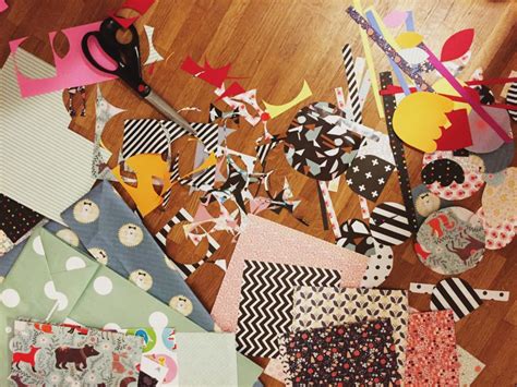 Collage verschiedener gestrickter Babyschuhe mit unterschiedlichen Mustern und Farben