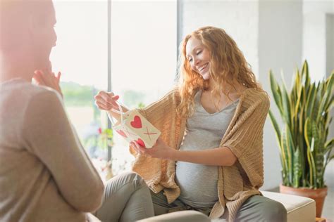 Eine Auswahl an Pflegeprodukten, Tees und Snacks für werdende Mütter.