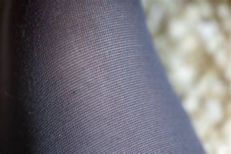 Nahaufnahme des Kokadi-Stoffes, der die Textur und Flexibilität zeigt