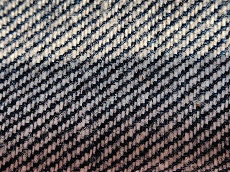 Schema, das die Unterschiede zwischen Kreuzköper-, Diagonal- und Jacquard-Webung veranschaulicht