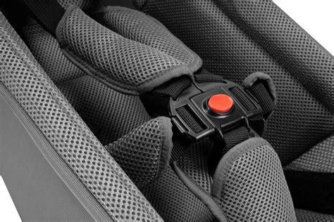 Illustration einer universellen Babyschale für Fahrradanhänger mit beispielhafter Montage