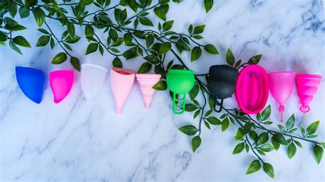 Collage verschiedener Menstruationstassen-Modelle