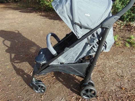 Innenansicht des Joie Brisk mit verstellbarer Rückenlehne und Fußstütze.