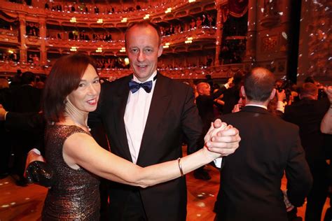 Foto von Carola, die mit ihren Kindern interagiert (künstliche Darstellung, falls keine echten Fotos verfügbar sind)