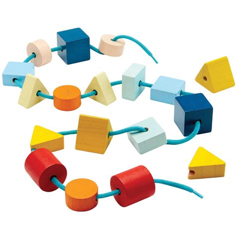 Collage aus verschiedenen empfohlenen Spielzeugen: Memory-Spiel, Fädelspiel, Holzpuzzle und Formensortierer.