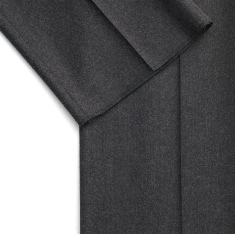 Detailansicht der genähten Seitennähte und des Saums eines wasserdichten Bezugs