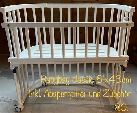 Illustration verschiedener Babybay Modelle und ihres Zubehörs, wie Rollen, Nestchen und Umbausätze.