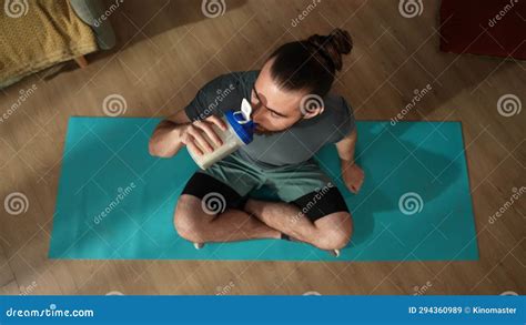 Collage-artige Illustration, die einen jungen Mann in einem roten Kleid zeigt