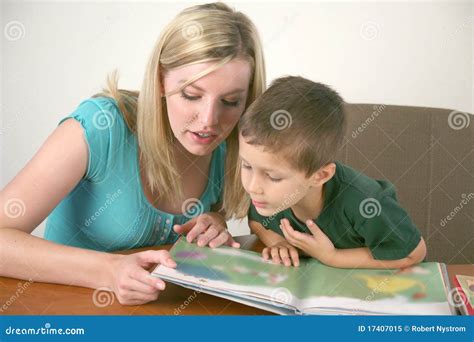 Symbolbild: Schutzschild vor einem Kind, das ein Buch liest