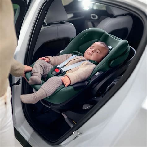 Kind mit Baby im Maxi-Cosi Pebble 360 Pro mit Sommerbezug an einem sonnigen Tag