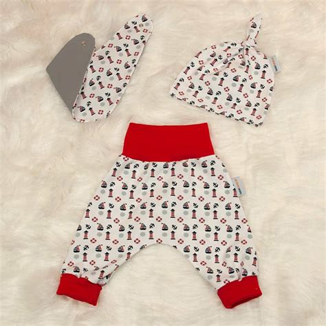 Collage aus verschiedenen selbstgenähten Babykleidungsstücken wie Mulltuch, Pumphose, Mütze und Spucktuch.