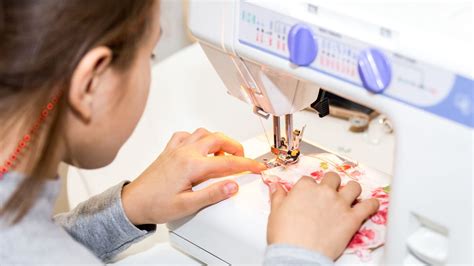 Schemazeichnung, die die einzelnen Schritte beim Nähen eines Baby-Bodys darstellt, von Stoffzuschnitt bis zum fertigen Kleidungsstück.