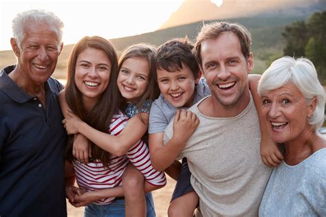Foto einer glücklichen Familie mit Neugeborenem im Arm