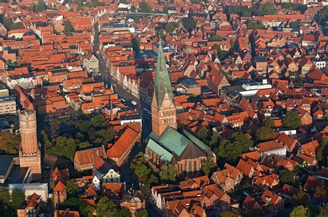 Luftaufnahme der historischen Altstadt von Lüneburg mit der St. Johanniskirche