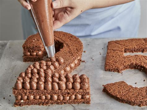 verschiedene dekorierte Number Cakes als Inspiration