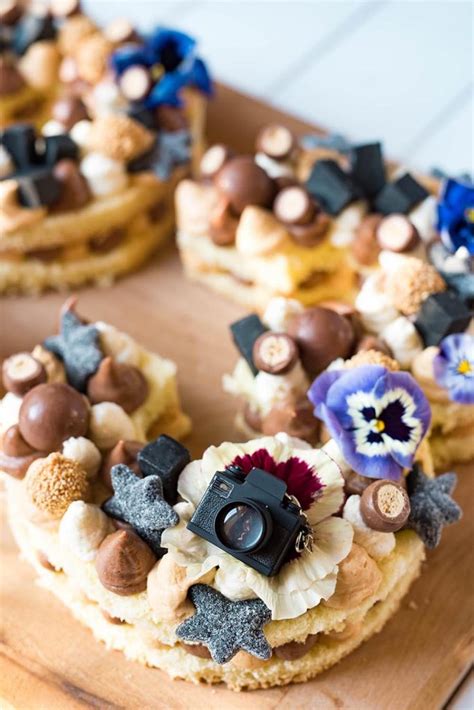 detailreiche Nahaufnahme eines dekorierten Number Cakes mit verschiedenen Süßigkeiten