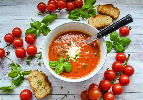 Zutaten für Tomatensuppe: frische Tomaten, Zwiebeln, Knoblauch, Gemüsebrühe, Kräuter