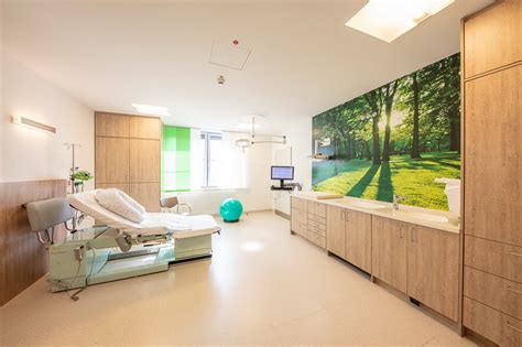 Moderne Kreißsäle mit harmonischem Farb- und Beleuchtungskonzept