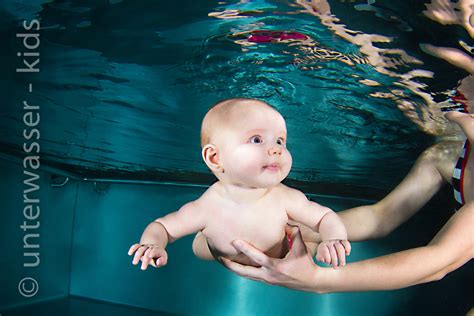 Foto von Babys beim Babyschwimmen