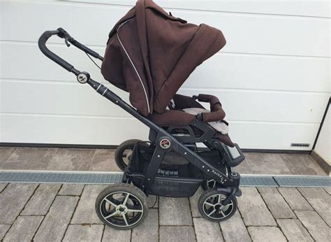 Bilder von verschiedenen Hartan Kinderwagenmodellen mit unterschiedlichen Stoffdesigns und Farben.