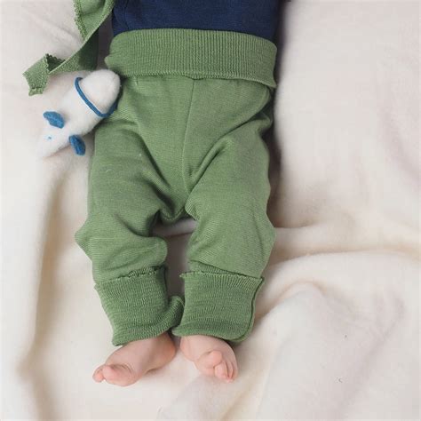 Design-Skizze einer Kollektion nachhaltiger Babykleidung mit verschiedenen Modellen und Mustern