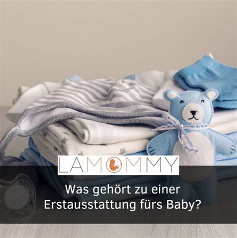 Illustration einer Baby-Erstausstattung mit Bodys, Stramplern, Hosen und Mützchen