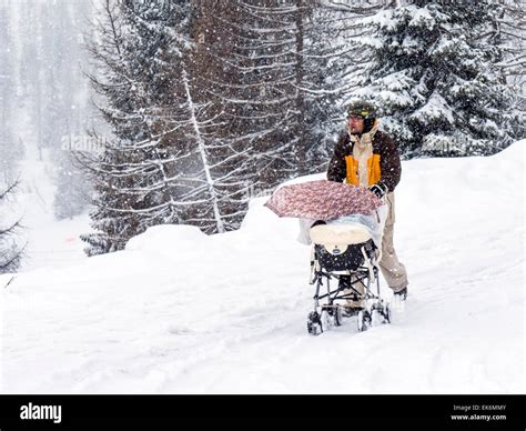 Illustration von Eltern, die einen Kinderwagen im Schnee schieben, mit warmen Händen in Kinderwagen-Handwärmern
