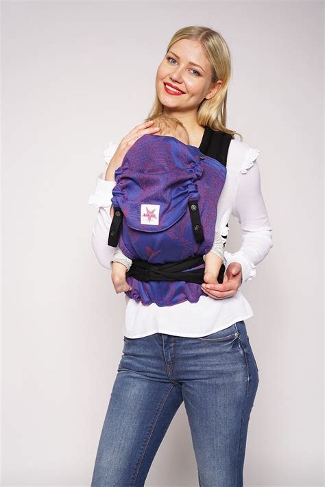 Collage aus verschiedenen Kokadi Babytragen in unterschiedlichen Designs und Größen.