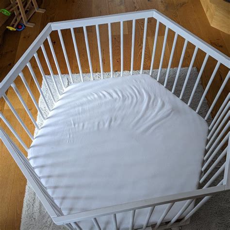 Schema eines Laufgitters mit seinen Hauptkomponenten: Boden, Gitterstäbe, Oberkante, (optional) Matratze