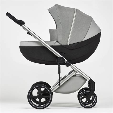 Detailansicht der Tragewanne und Sitzeinheit des Anex Mev mit Fokus auf die Materialien