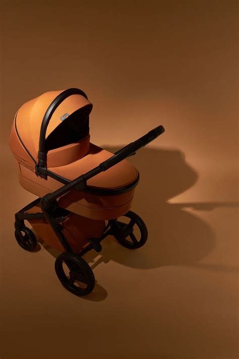 Detailaufnahme des magnetischen Gurtschlosses eines Anex Kinderwagens