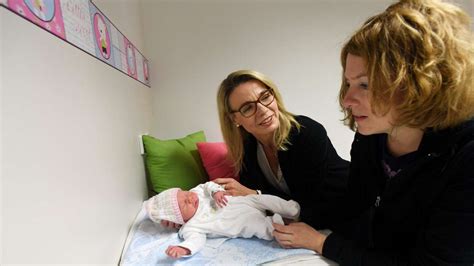 Professionelle Hebamme berät junge Eltern