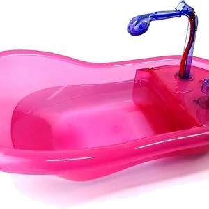 Nahaufnahme des BABY born Waschbeckens mit funktionierender Wasserpumpe und leuchtendem Spiegel