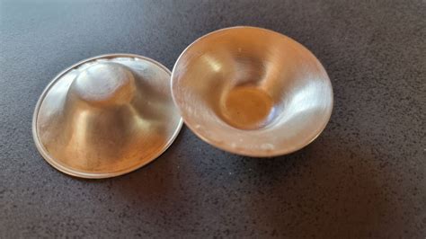 vergleichende Darstellung von Silberhütchen und Zinnhütchen