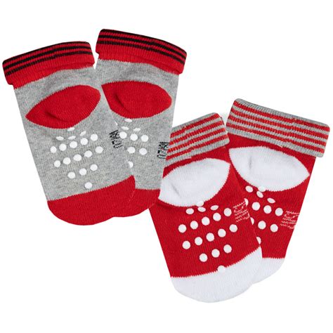 Nahaufnahme von Babysocken mit rutschfesten Noppen an der Sohle