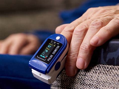 Pulsoximeter am Finger eines Babys