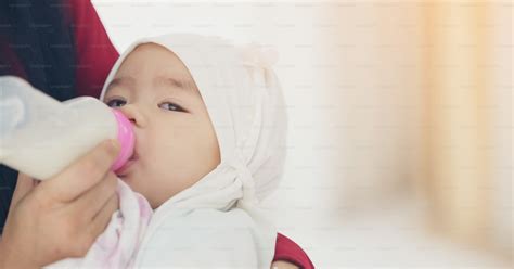 Foto einer Mutter, die ihr Baby mit der Flasche füttert und dabei Blickkontakt hält