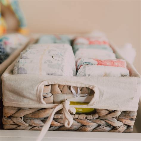 Illustration eines gut organisierten Wickelplatzes mit allen notwendigen Utensilien: Windeln, Feuchttücher, Cremes, Windeleimer.