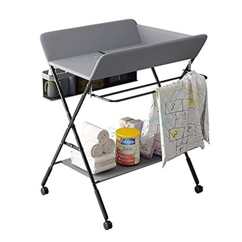 Collage aus verschiedenen alternativen Wickellösungen für kleine Wohnungen: mobile Wickelstation, Wandwickeltisch, Wickelbrett.